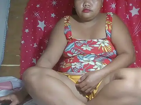 Snapshot of hot_mom13 chatting on 11.18.25 hot mom13 online show from 11.18.25