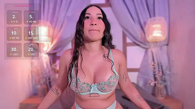 ReinaChloe online show from 03.04.26