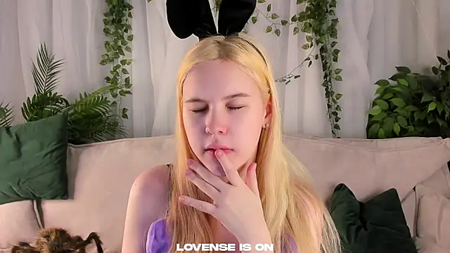 Snapshot of ElizSpieth chatting on 10.26.25 ElizSpieth online show from 10.26.25