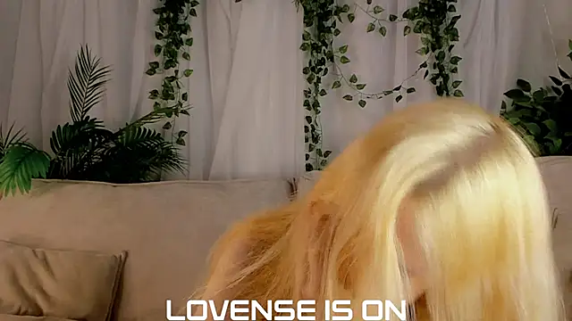 Snapshot of ElizSpieth chatting on 10.28.25 ElizSpieth online show from 10.28.25