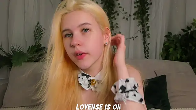 Snapshot of ElizSpieth chatting on 10.29.25 ElizSpieth online show from 10.29.25