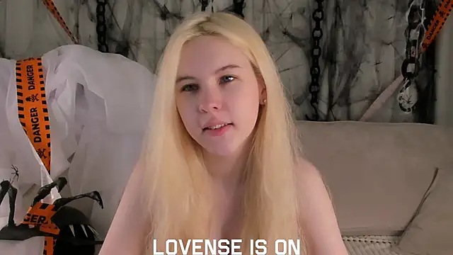 Snapshot of ElizSpieth chatting on 11.04.25 ElizSpieth online show from 11.04.25