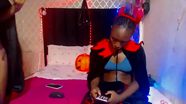 LonelyQueenxx25 online show from 10.31.25