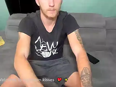 Snapshot of HugeDickFuck chatting on 11.11.25 HugeDickFuck online show from 11.11.25