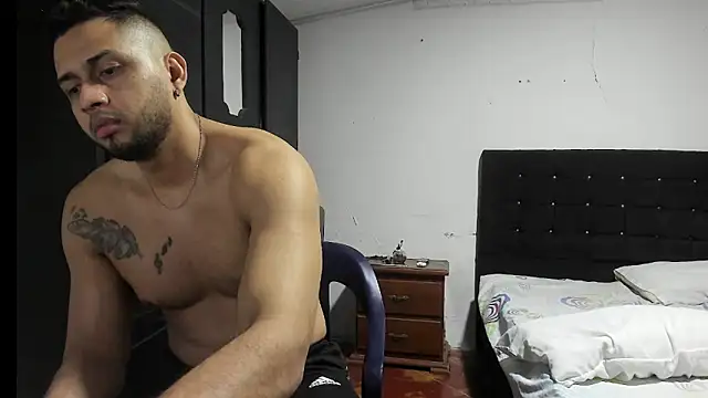 Snapshot of Ryan_xc1 chatting on 11.05.25 Ryan xc1 online show from 11.05.25