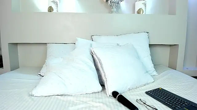 Snapshot of MeryCoors chatting on 10.28.25 MeryCoors online show from 10.28.25