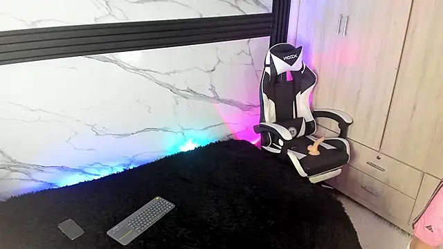 Snapshot of Saimonvela chatting on 10.30.25 Saimonvela online show from 10.30.25