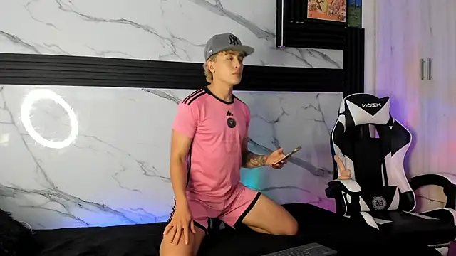 Snapshot of Saimonvela chatting on 11.14.25 Saimonvela online show from 11.14.25