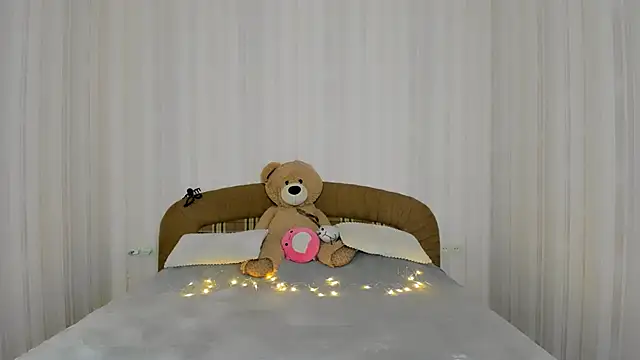 Snapshot of Daria_de_luxe chatting on 11.12.25 Daria de luxe online show from 11.12.25