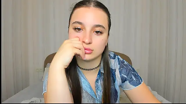 Snapshot of Daria_de_luxe chatting on 11.17.25 Daria de luxe online show from 11.17.25