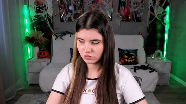 Snapshot of AnoraDark chatting on 10.19.25 AnoraDark online show from 10.19.25