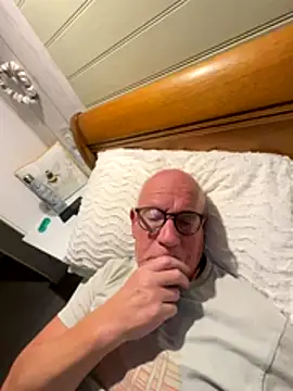 Snapshot of philefc chatting on 10.27.25 philefc online show from 10.27.25