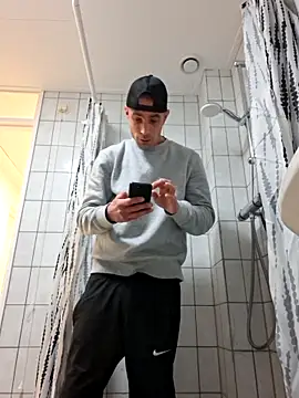 Snapshot of kompiee chatting on 11.23.25 kompiee online show from 11.23.25