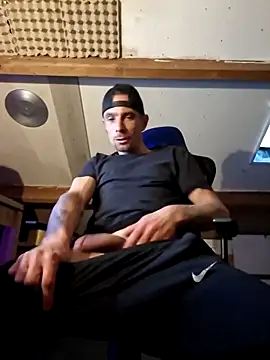 Snapshot of kompiee chatting on 12.05.25 kompiee online show from 12.05.25