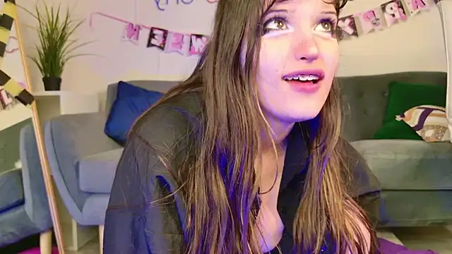 Snapshot of kamila_blush chatting on 10.25.25 kamila blush online show from 10.25.25