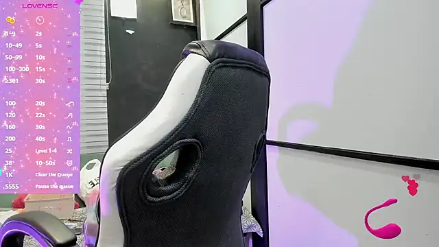 Snapshot of SamaraAnders_ chatting on 11.21.25 SamaraAnders online show from 11.21.25