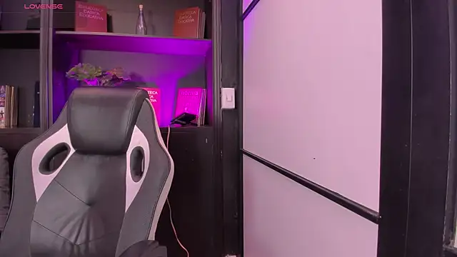 Snapshot of SamaraAnders_ chatting on 11.30.25 SamaraAnders online show from 11.30.25