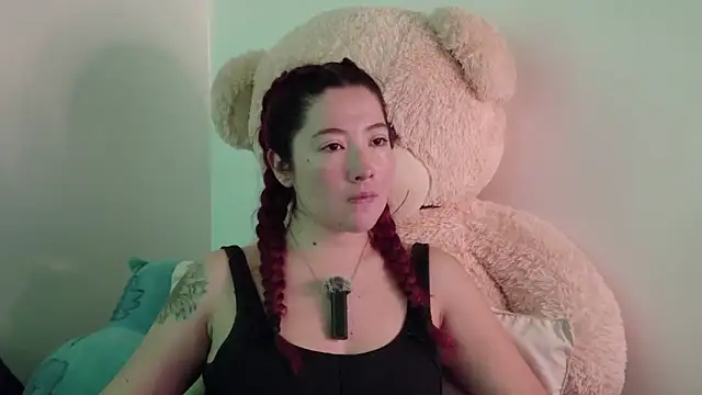 Snapshot of lunnaa_ chatting on 11.18.25 lunnaa online show from 11.18.25