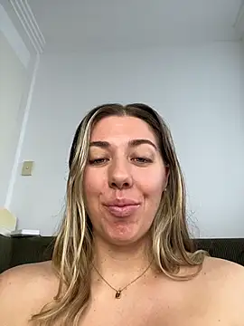 Snapshot of louiseberkeley chatting on 06.25.26 louiseberkeley online show from 06.25.26