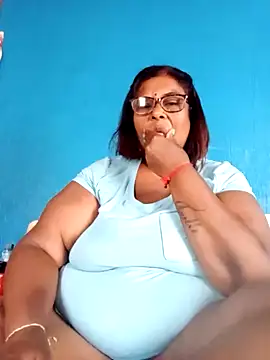 Snapshot of mileesha chatting on 02.10.25 mileesha online show from 02.10.25