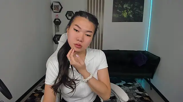 LunaPurrr online show from 10.18.25