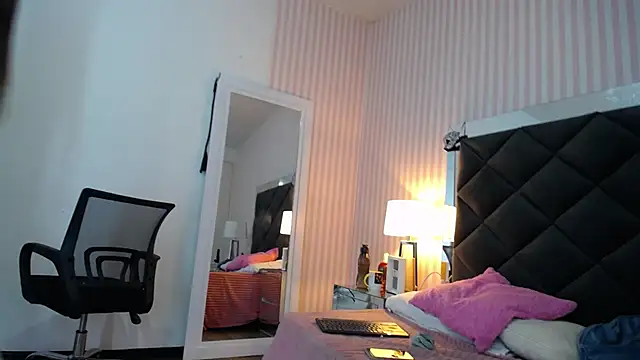 ViictoriaJones  online show from 10.18.25