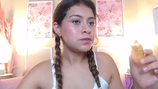 Snapshot of CurlyDani chatting on 02.22.26 CurlyDani online show from 02.22.26