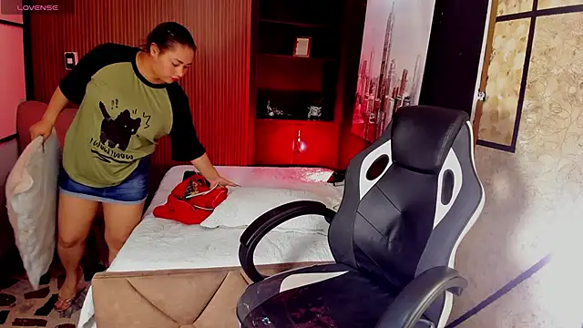 Snapshot of ThaliaBrooks_ chatting on 11.21.25 ThaliaBrooks online show from 11.21.25