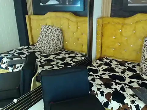 Snapshot of MiaColushy chatting on 11.28.25 MiaColushy online show from 11.28.25