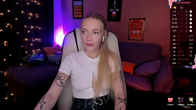 AnyaTaylor  online show from 09.30.25