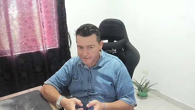 Snapshot of massimo_dannger chatting on 10.20.25 massimo dannger online show from 10.20.25