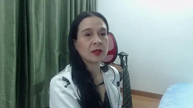 Snapshot of Aileendarkhot chatting on 12.20.25 Aileendarkhot online show from 12.20.25