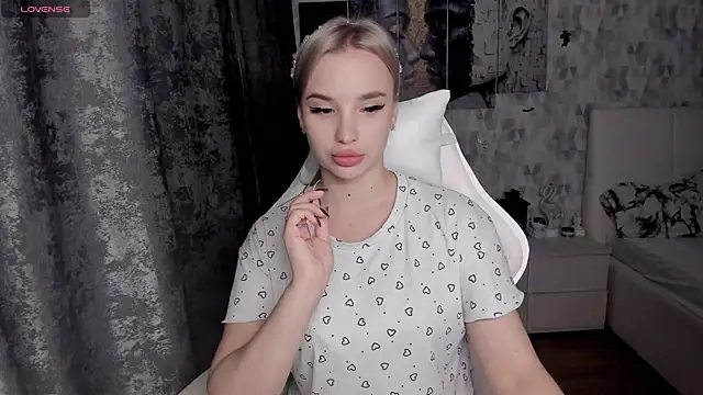 KiraKrox online show from 11.03.25