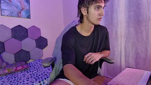 Snapshot of zeta_tgn chatting on 10.04.25 zeta tgn online show from 10.04.25