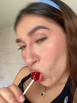 Isa Villamarin online show from 09.30.25