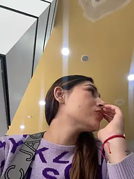 Isa Villamarin online show from 10.22.25