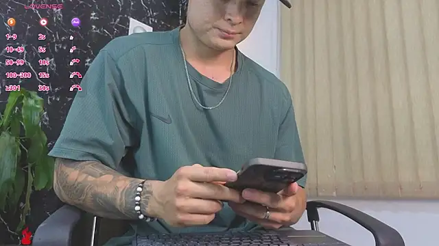 Snapshot of Alexander_ferre chatting on 04.23.26 Alexander ferre online show from 04.23.26