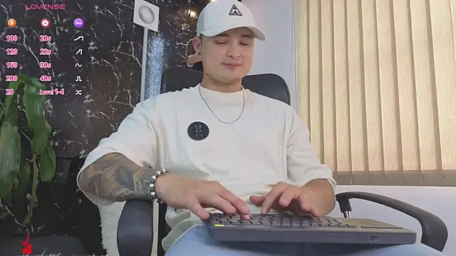 Snapshot of Alexander_ferre chatting on 04.24.26 Alexander ferre online show from 04.24.26