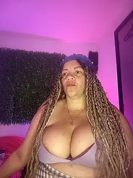 Snapshot of Eva_Luxei chatting on 10.21.25 Eva Luxei online show from 10.21.25