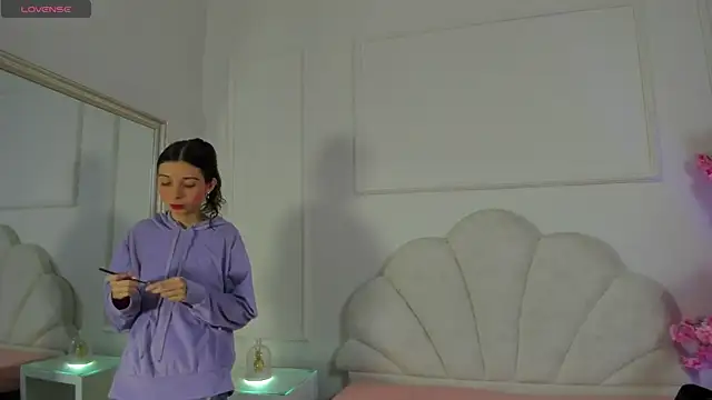 Snapshot of Cloedurant chatting on 10.10.25 Cloedurant online show from 10.10.25