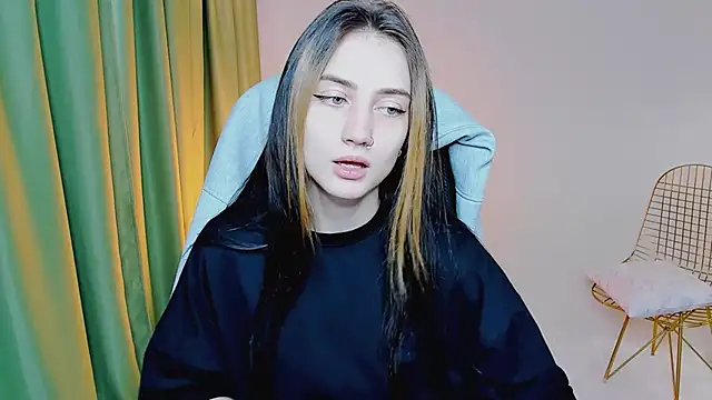 Snapshot of olivianorton chatting on 09.14.25 olivianorton online show from 09.14.25