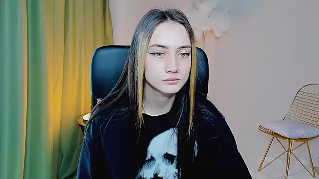 Snapshot of olivianorton chatting on 09.17.25 olivianorton online show from 09.17.25