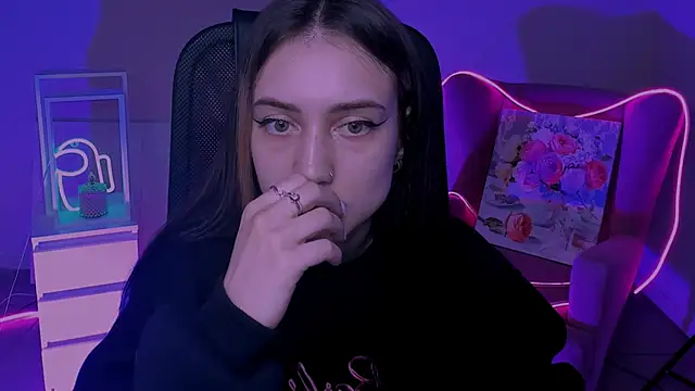 Snapshot of olivianorton chatting on 10.11.25 olivianorton online show from 10.11.25