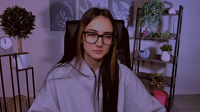 Snapshot of olivianorton chatting on 10.12.25 olivianorton online show from 10.12.25