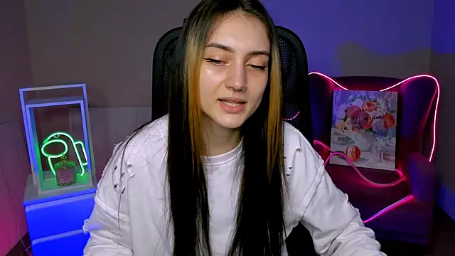 Snapshot of olivianorton chatting on 11.04.25 olivianorton online show from 11.04.25