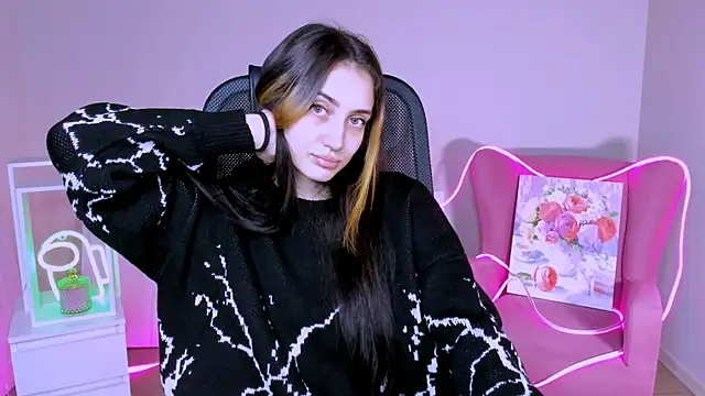 Snapshot of olivianorton chatting on 11.08.25 olivianorton online show from 11.08.25