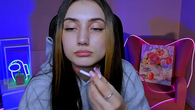 Snapshot of olivianorton chatting on 11.12.25 olivianorton online show from 11.12.25