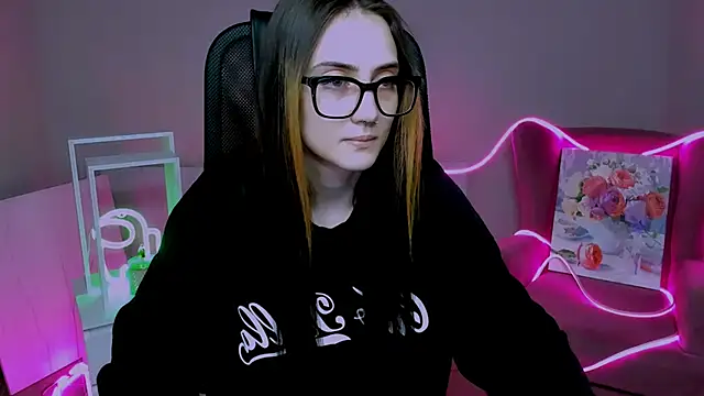 Snapshot of olivianorton chatting on 11.25.25 olivianorton online show from 11.25.25