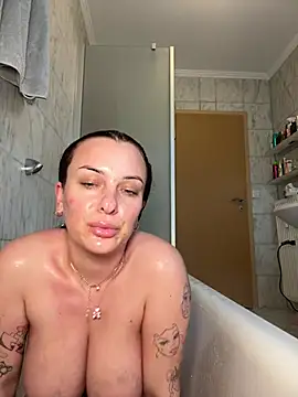 Snapshot of OliviaaFischer chatting on 05.17.26 OliviaaFischer online show from 05.17.26