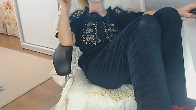 Snapshot of merlyn4 chatting on 01.05.25 merlyn4 online show from 01.05.25